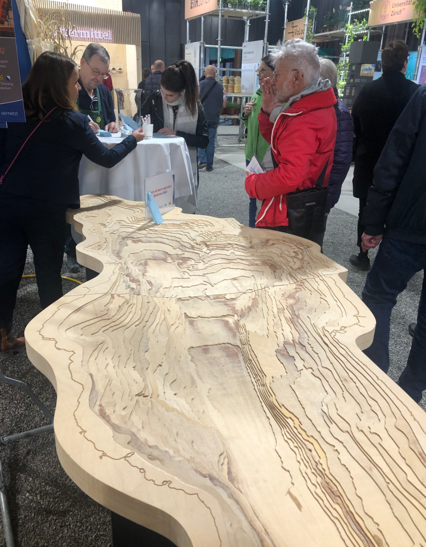 Besucher an der OLMA informieren sich über Interreg
